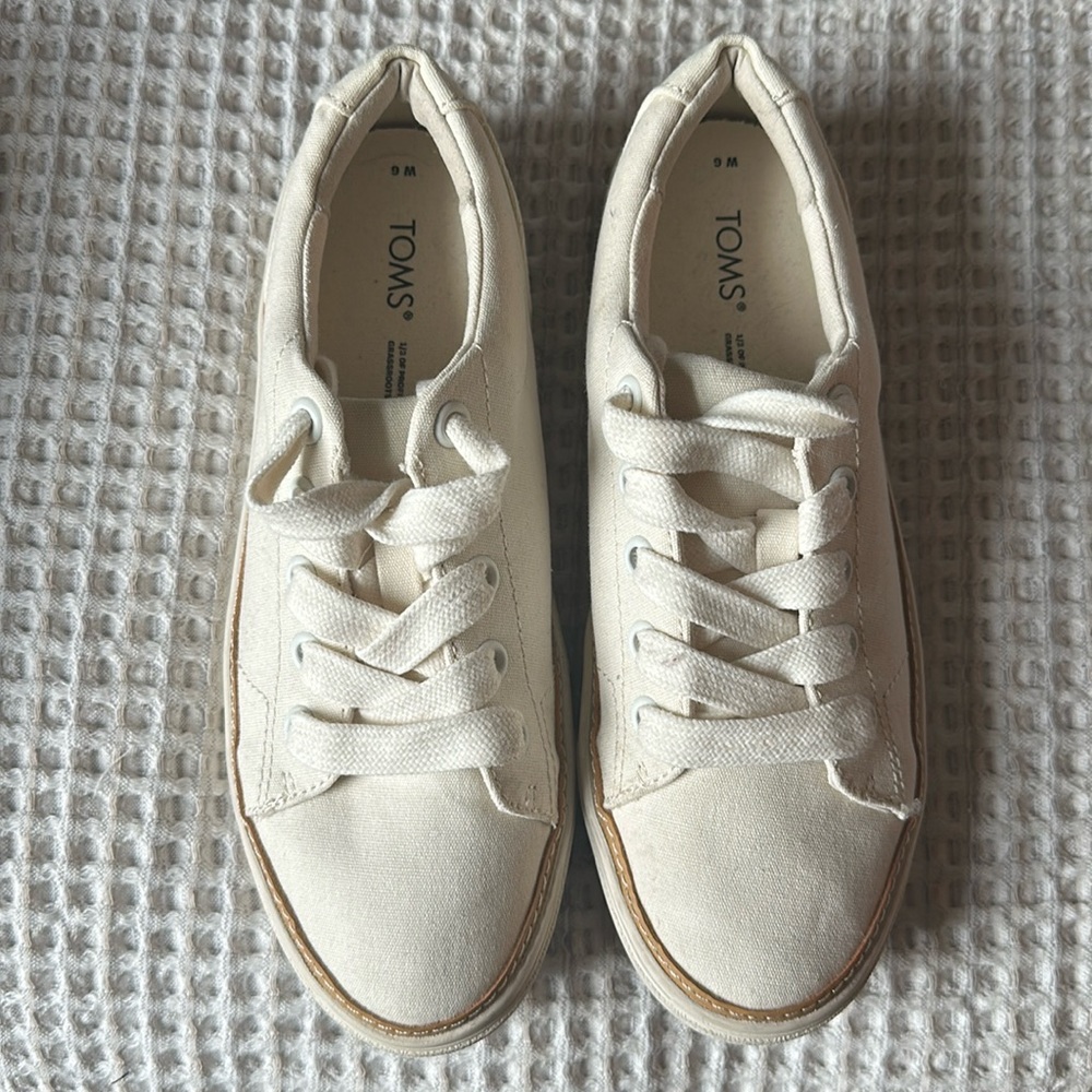 Toms canvas sneaker
Size 6 
Off white